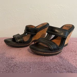 Women’s size 7 sandles/heels.